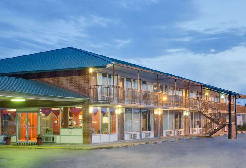 هتل Days Inn By Wyndham Newport