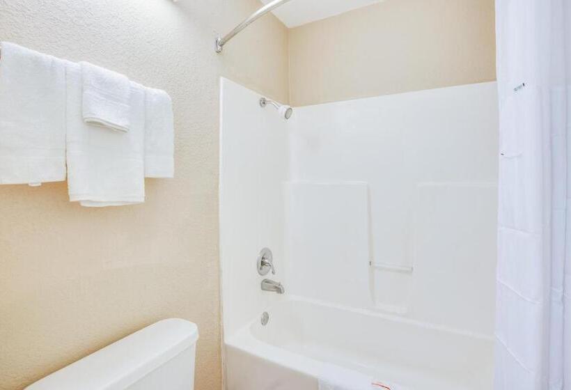 هتل Days Inn By Wyndham Newport