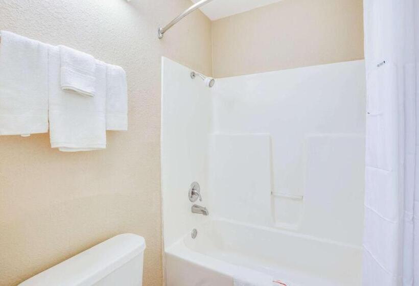 هتل Days Inn By Wyndham Newport