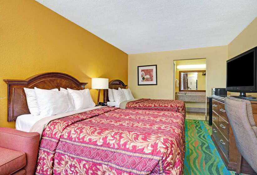 هتل Days Inn By Wyndham Norfolk Military Circle