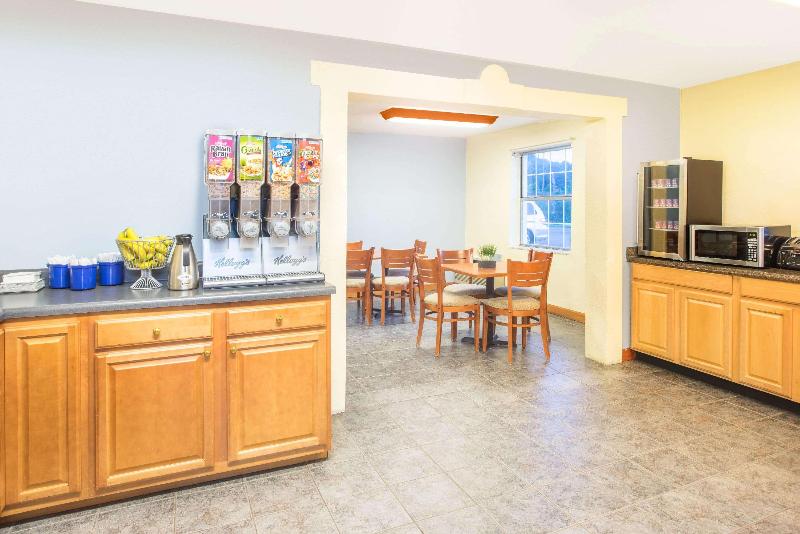 هتل Days Inn By Wyndham Roanoke Near I81