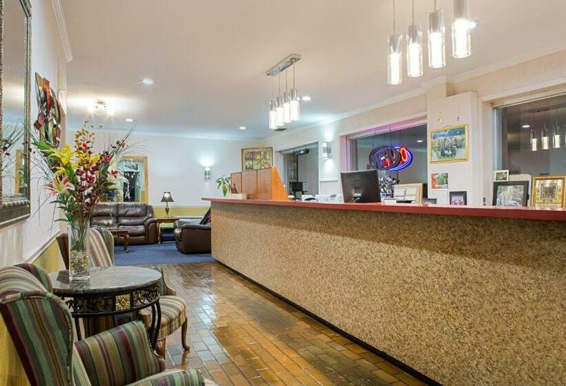 בית מלון כפרי Days Inn By Wyndham Tallahasseegovernment Center
