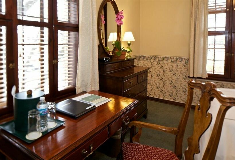 Отель Deer Path Inn