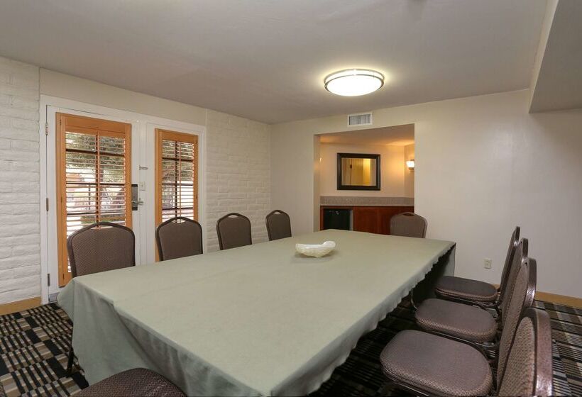 בית מלון כפרי Doubletree Suites By Hilton Tucson Airport