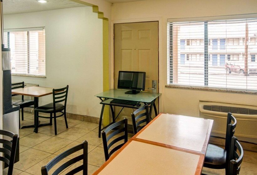 هتل Econo Lodge East