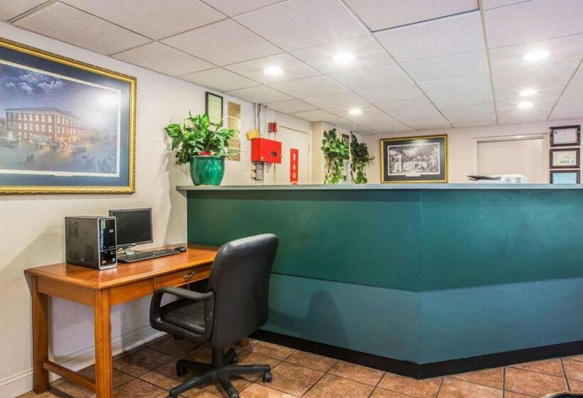 هتل Econo Lodge Inn & Suites At Fort Moore