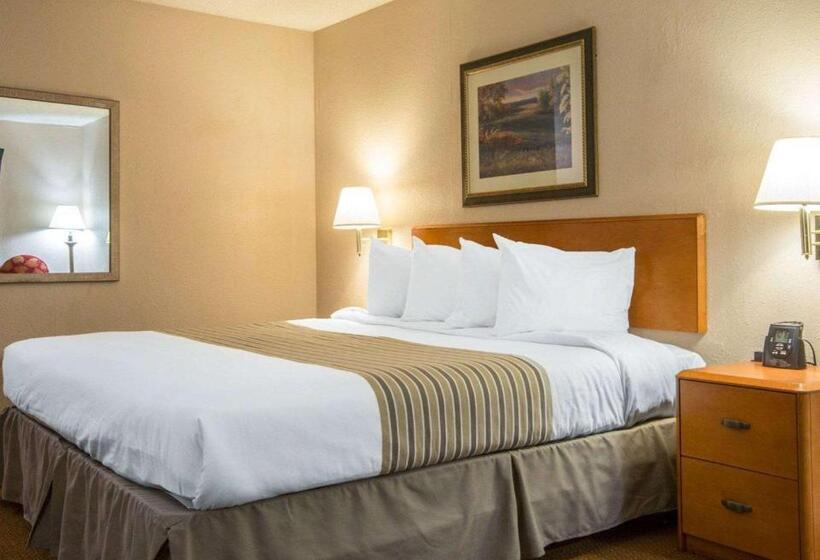 هتل Econo Lodge Inn & Suites At Fort Moore