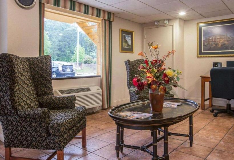 هتل Econo Lodge Inn & Suites At Fort Moore