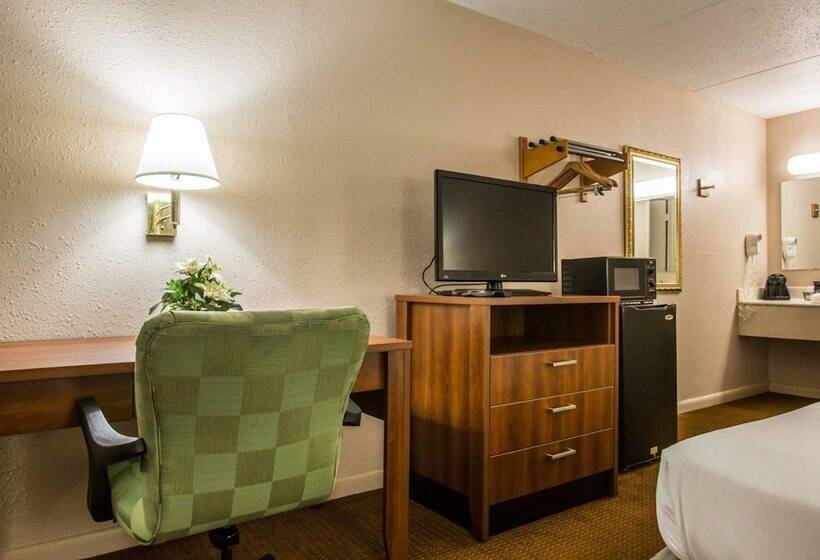 هتل Econo Lodge Inn & Suites At Fort Moore