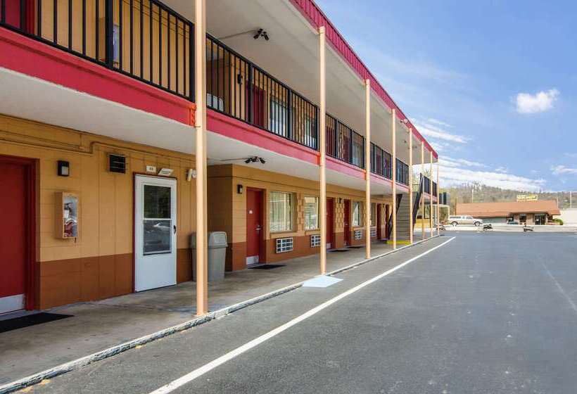 Отель Econo Lodge Near Motor Speedway