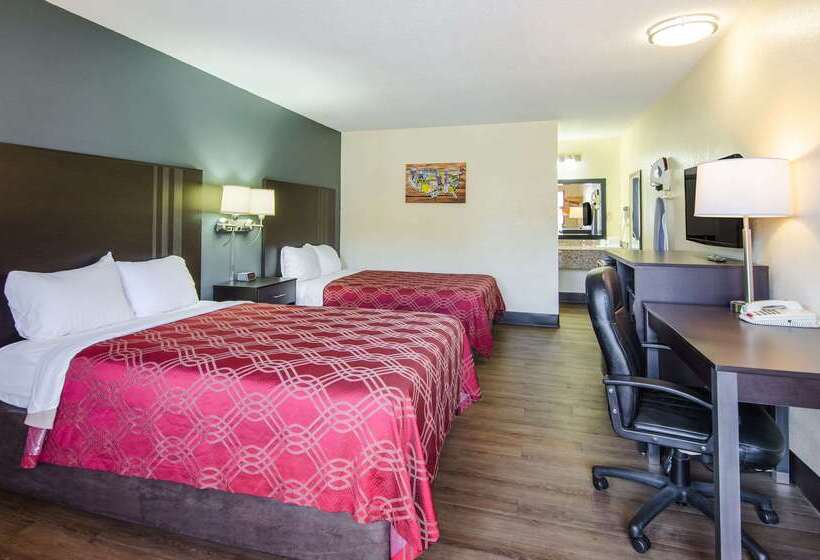 هتل Econo Lodge Near Motor Speedway