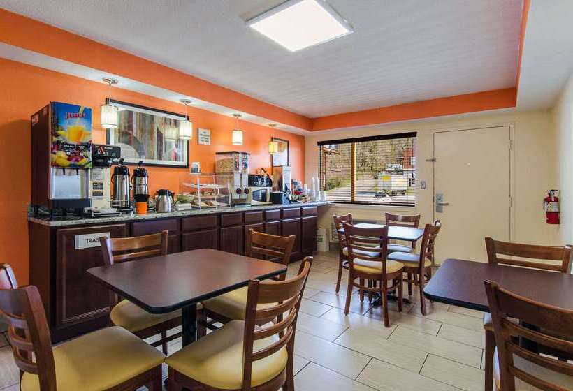 Отель Econo Lodge Near Motor Speedway