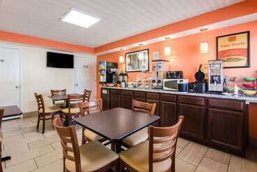 هتل Econo Lodge Near Motor Speedway