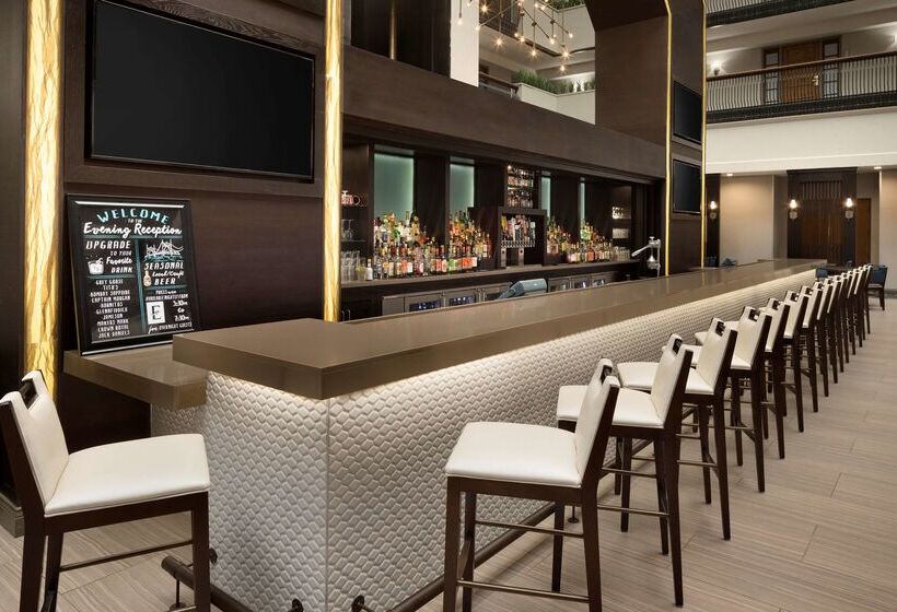 هتل Embassy Suites By Hilton Columbus