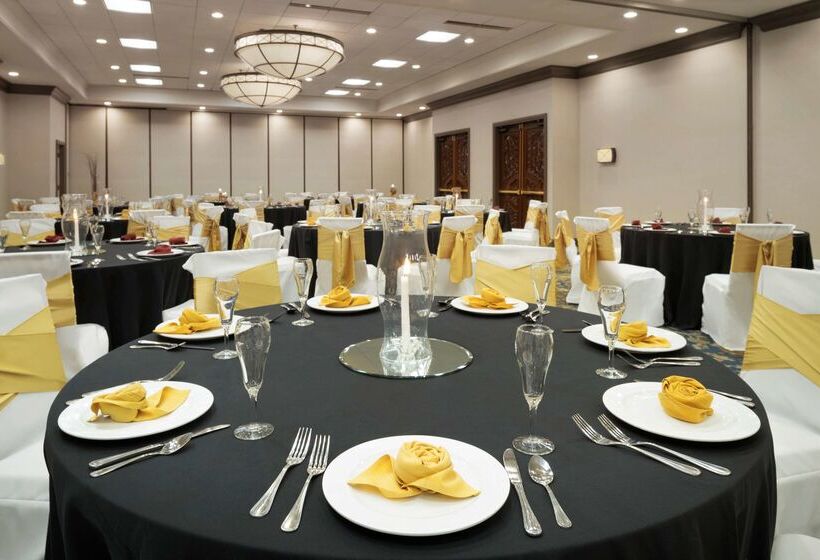 هتل Embassy Suites By Hilton Columbus