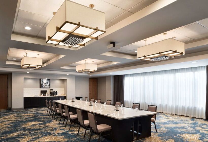 هتل Embassy Suites By Hilton Columbus