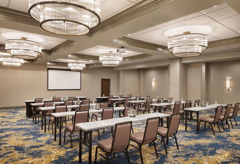 هتل Embassy Suites By Hilton Columbus