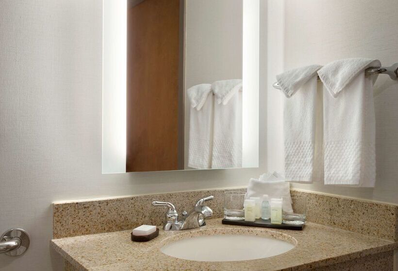 هتل Embassy Suites By Hilton Columbus