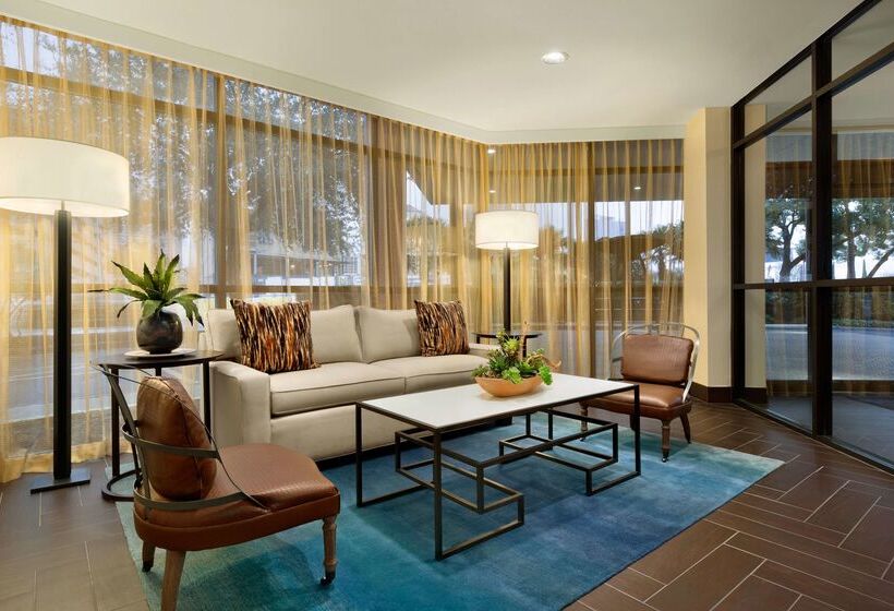 Отель Embassy Suites By Hilton Austin Downtown South Congress