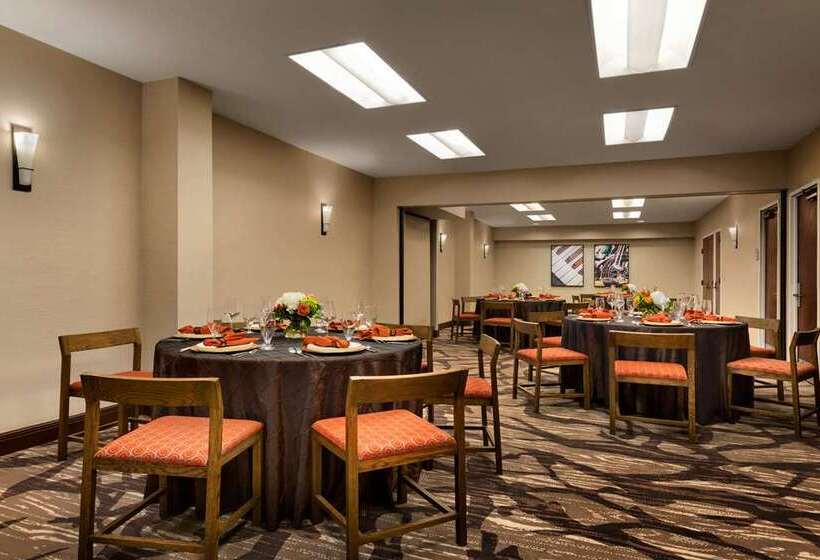 Отель Embassy Suites By Hilton Austin Downtown South Congress