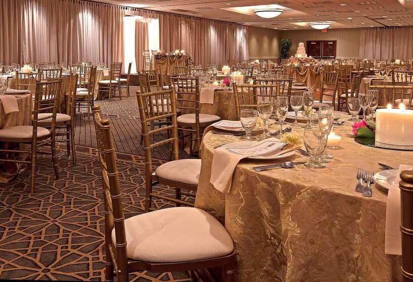 هتل Embassy Suites By Hilton Chicago Schaumburg Woodfield