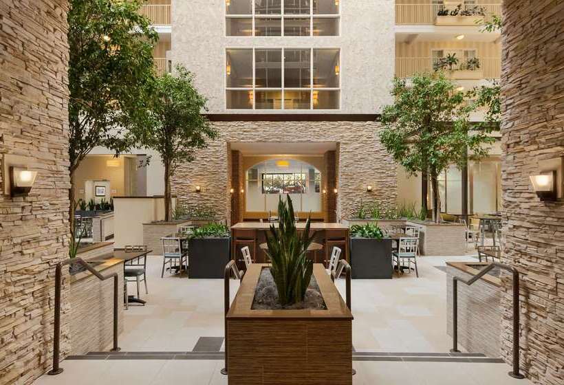 בית מלון כפרי Embassy Suites By Hilton Dallas Market Center