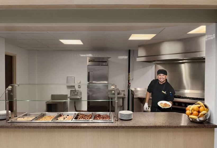 בית מלון כפרי Embassy Suites By Hilton Dallas Market Center