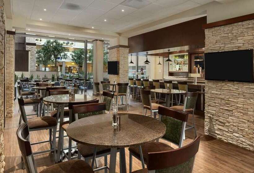 בית מלון כפרי Embassy Suites By Hilton Dallas Market Center