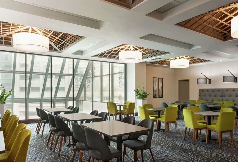 בית מלון כפרי Embassy Suites By Hilton Indianapolis Downtown