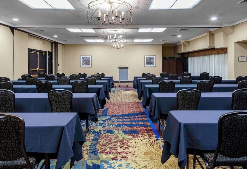 בית מלון כפרי Embassy Suites By Hilton Kansas City Plaza
