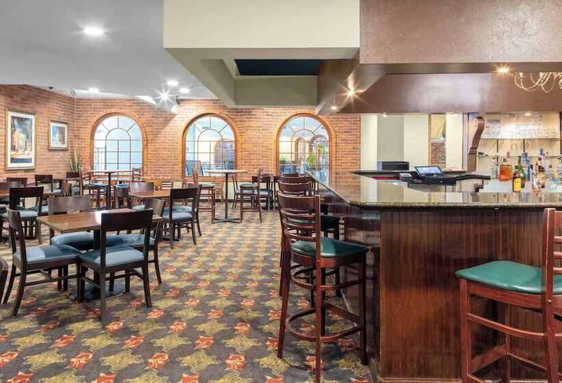 בית מלון כפרי Embassy Suites By Hilton Kansas City Plaza