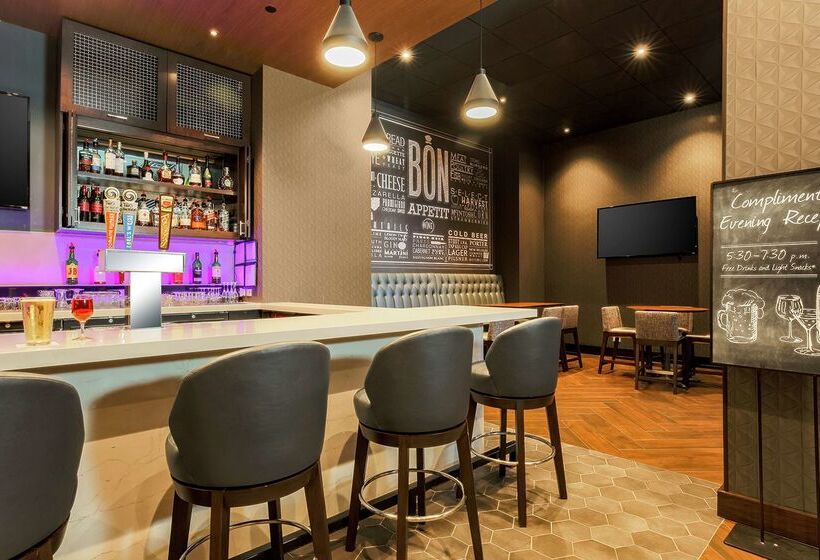 هتل Embassy Suites By Hilton Chicago Lombard Oak Brook