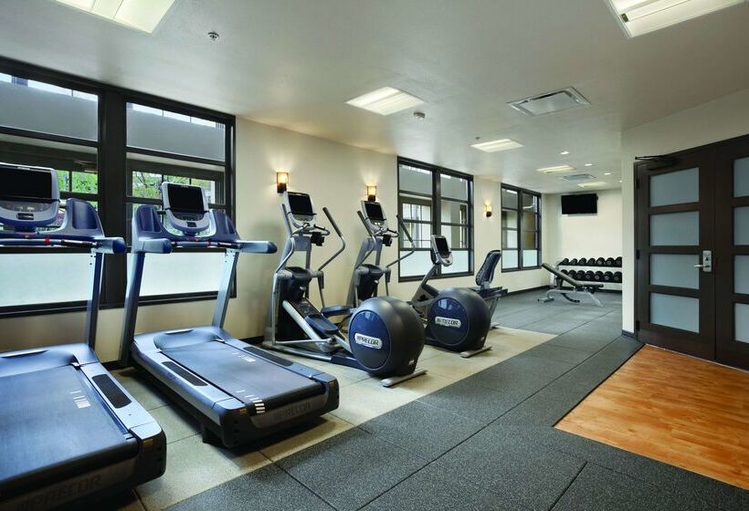 هتل Embassy Suites By Hilton Napa Valley