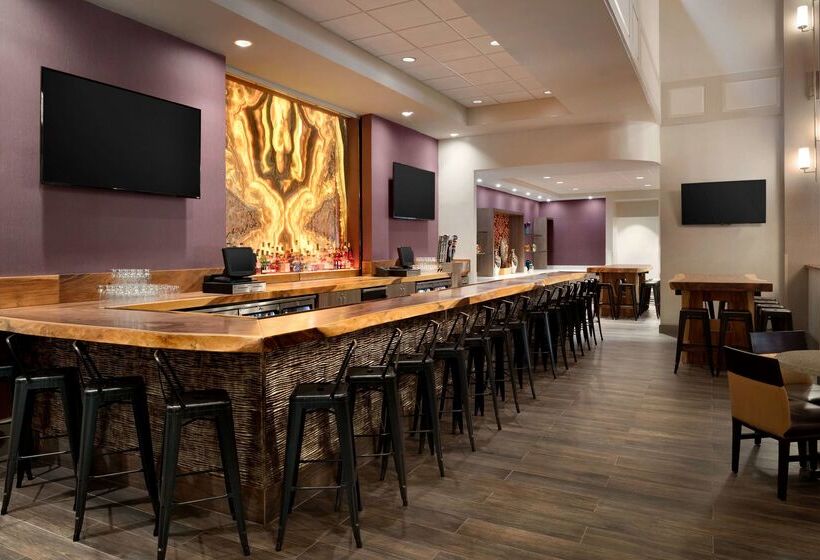 בית מלון כפרי Hilton Fort Wayne At The Grand Wayne Convention Center