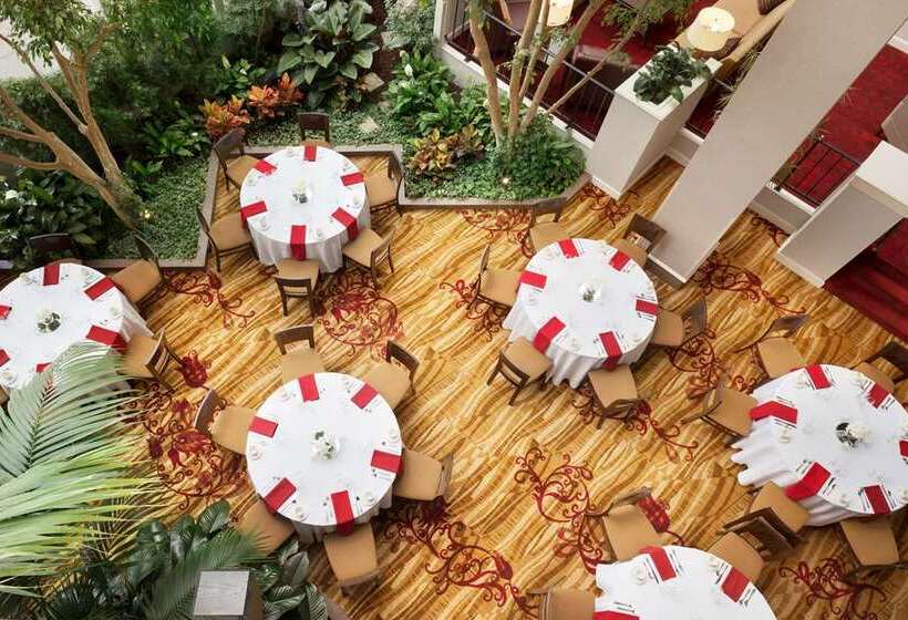 בית מלון כפרי Hilton Fort Wayne At The Grand Wayne Convention Center