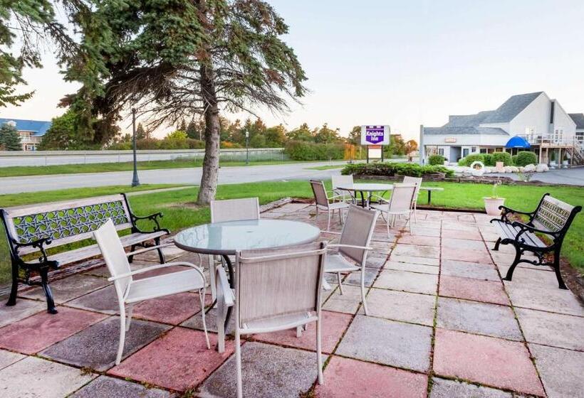 هتل Knights Inn Mackinaw City