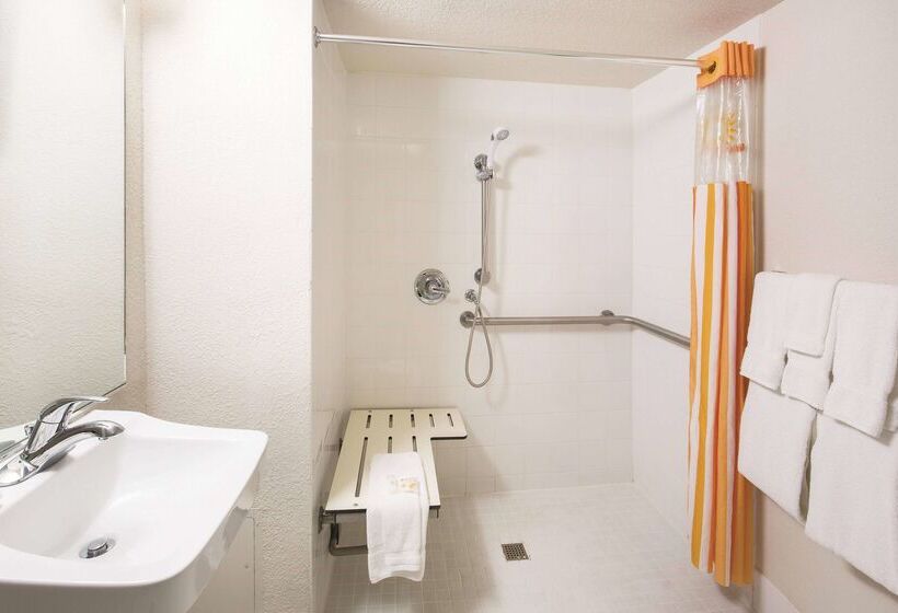 فندق Howard Johnson By Wyndham Sacramento Downtown