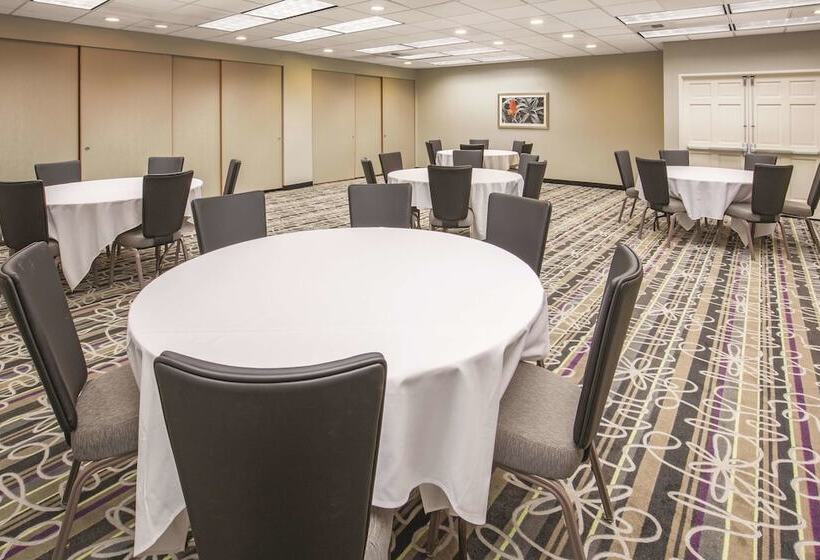 فندق Howard Johnson By Wyndham Sacramento Downtown