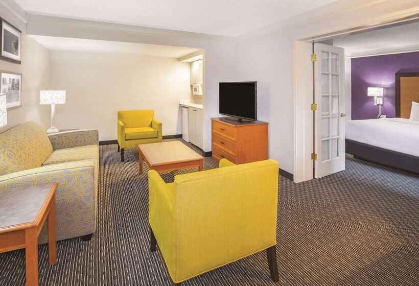 فندق Howard Johnson By Wyndham Sacramento Downtown