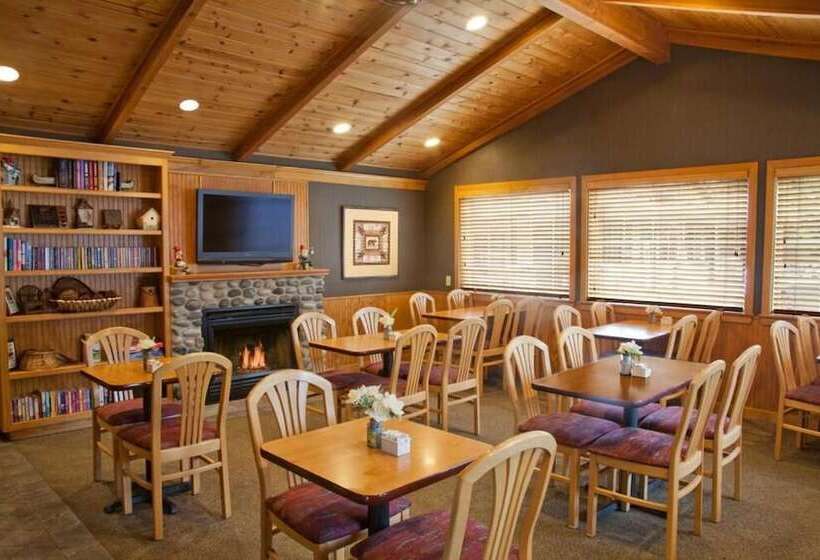 בית מלון כפרי Poulsbo Inn & Suites