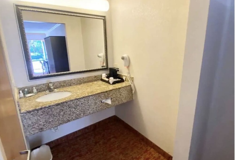 هتل Hibiscus Inn & Suites