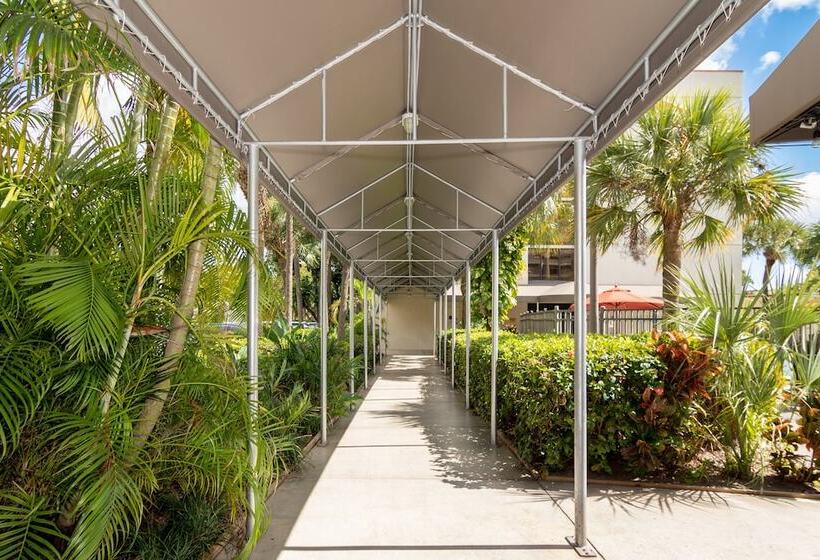 هتل Red Roof Plus Miami Airport