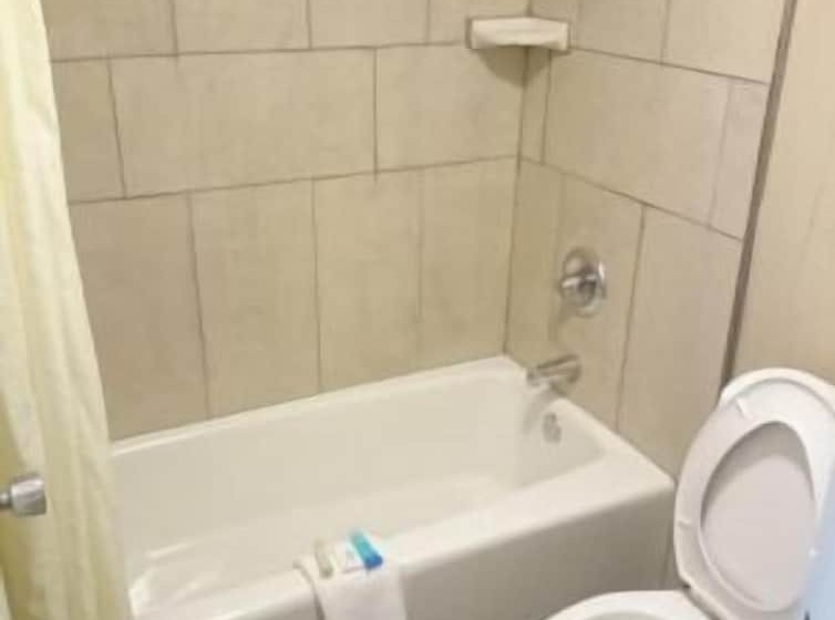 هتل Super 8 By Wyndham Asheville Airport