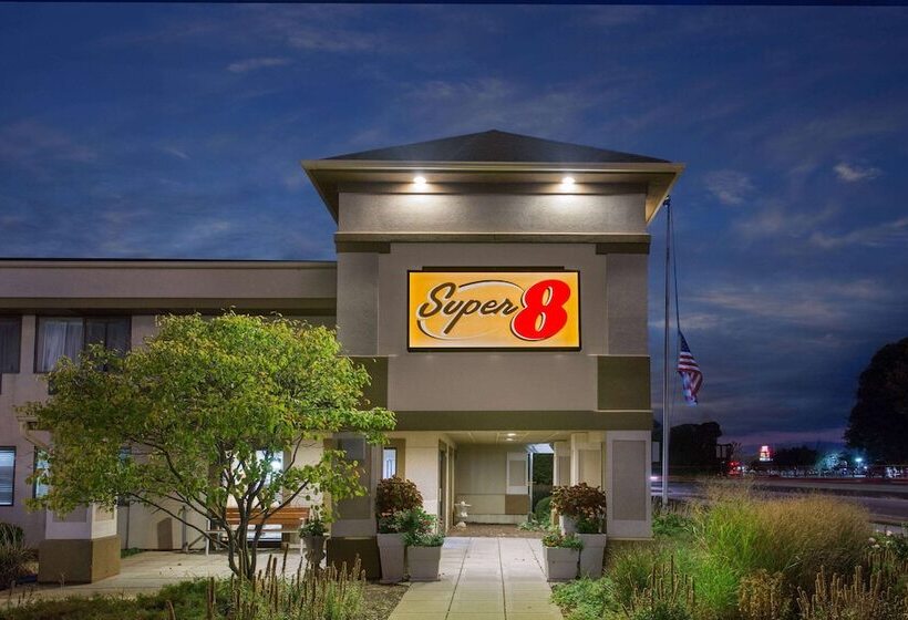 فندق Super 8 By Wyndham Beloit