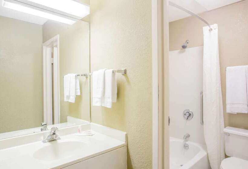 Hotel Super 8 By Wyndham Madison East