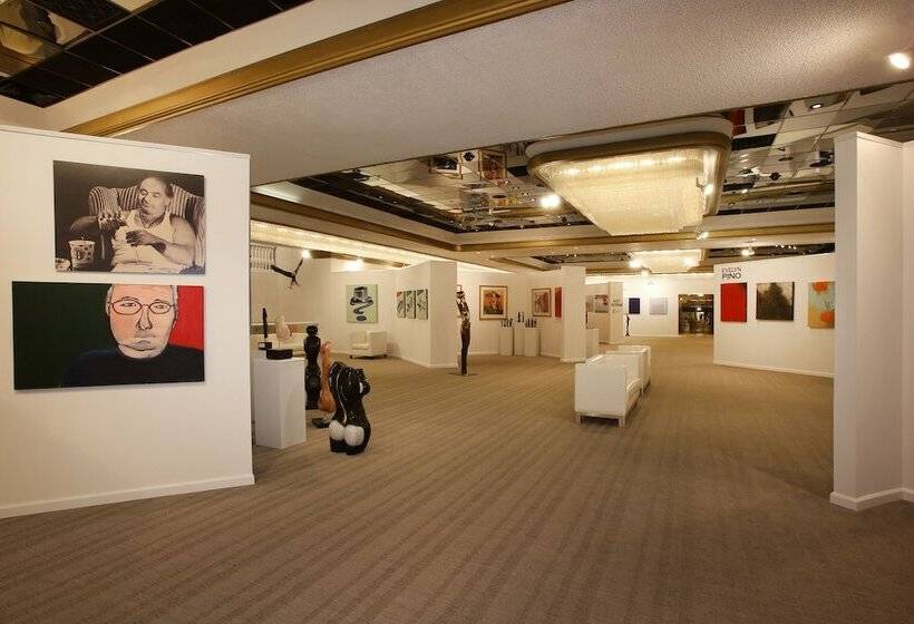 ホテル The Claridge