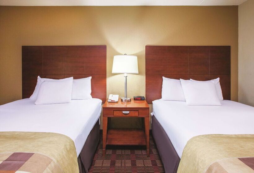 هتل Majestica Inn And Suites