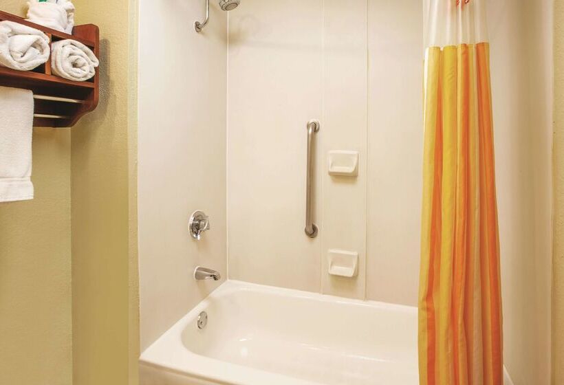 هتل Majestica Inn And Suites