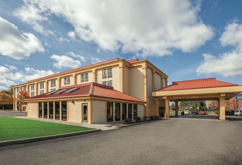 هتل Majestica Inn And Suites