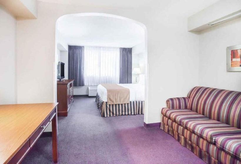 هتل Clarion Inn Airport University